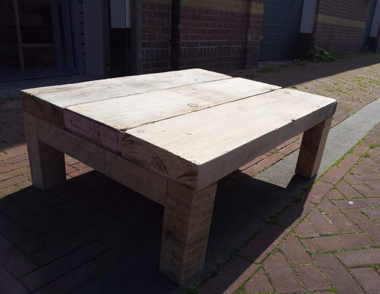 Robuuste houten salontafel