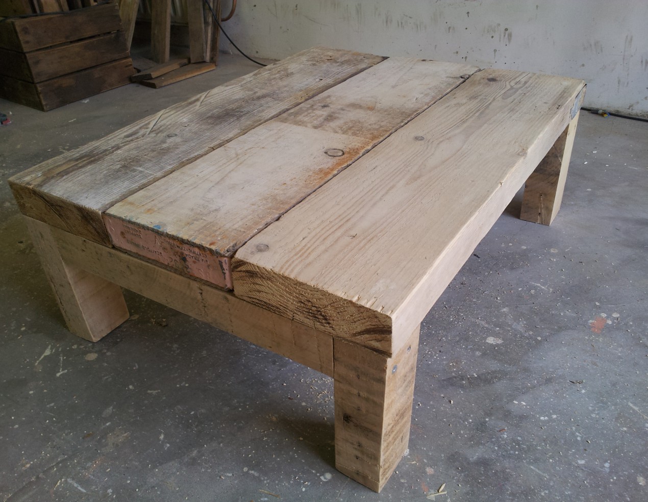 Robuuste houten salontafel